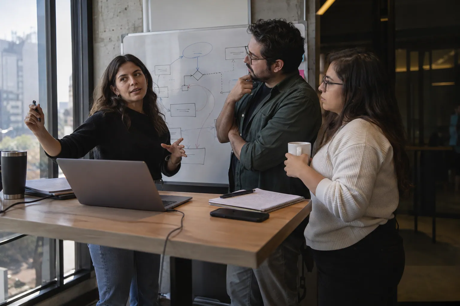 Un equipo de éxito de clientes prepara el material de capacitación de un producto.